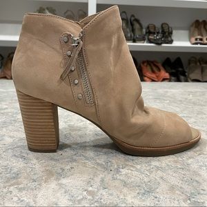 Suede bootie, brand new